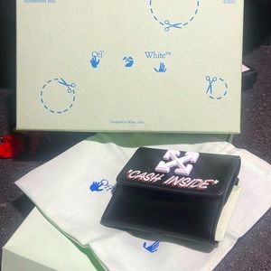 A Blend of High Fashion and Playful Elegance

ID: OWNC055F22LEA0011084